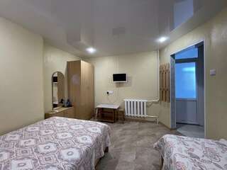 Гостевой дом Натали Анапа Трехместный номер с душем-4