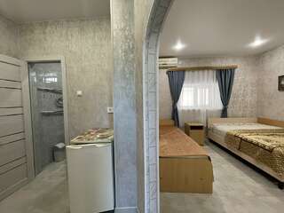 Гостевой дом Натали Анапа Четырехместный номер с душем-3