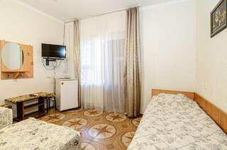 Гостевой дом Натали Анапа Стандартный трехместный номер-1