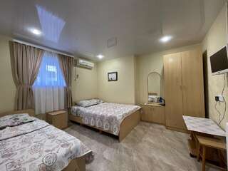 Гостевой дом Натали Анапа Трехместный номер с душем-2