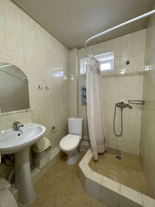 Гостевой дом Натали Анапа Трехместный номер с душем-6