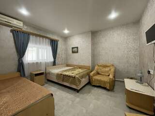 Гостевой дом Натали Анапа Четырехместный номер с душем-4