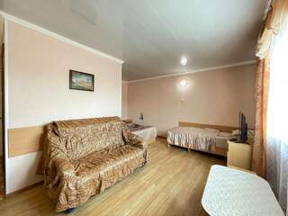 Гостевой дом Натали Анапа Стандартный семейный номер-3