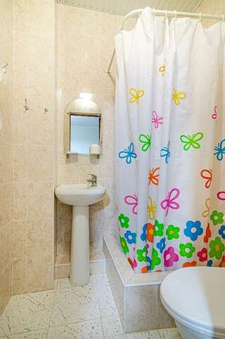 Гостевой дом Натали Анапа Стандартный трехместный номер-4