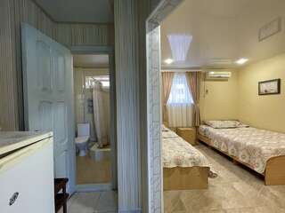 Гостевой дом Натали Анапа Трехместный номер с душем-5