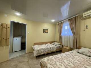 Гостевой дом Натали Анапа Трехместный номер с душем-3