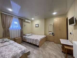 Гостевой дом Натали Анапа Трехместный номер с душем-1