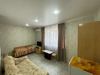 Гостевой дом Натали Анапа Стандартный семейный номер-9