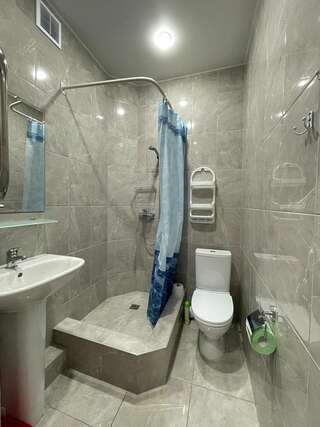 Гостевой дом Натали Анапа Стандартный семейный номер-10