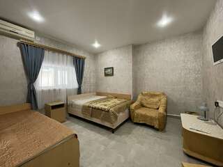 Гостевой дом Натали Анапа Четырехместный номер с душем-1